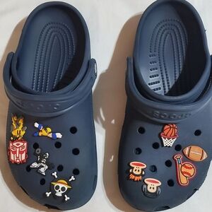 CROCS Gray Clogs With Removeable Fun Charms. Unisex Sz 9 Women Sz 7 Mens